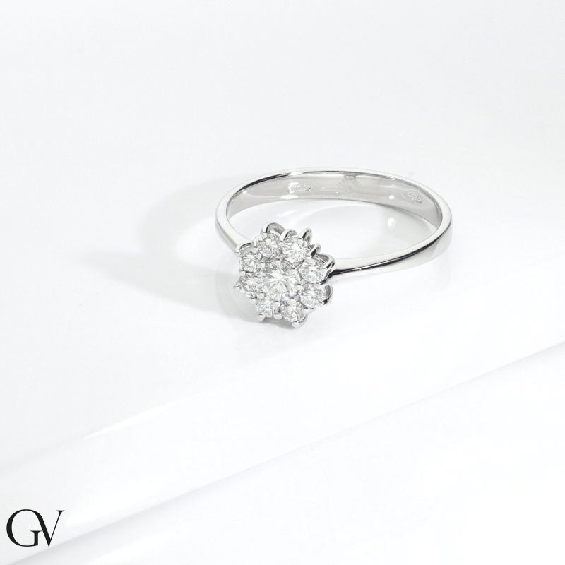Anillo halo en forma de flor con diamante Anillo halo en forma de flor con diamante