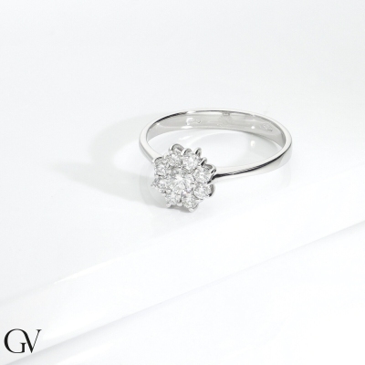 Anillo halo en forma de flor con diamante