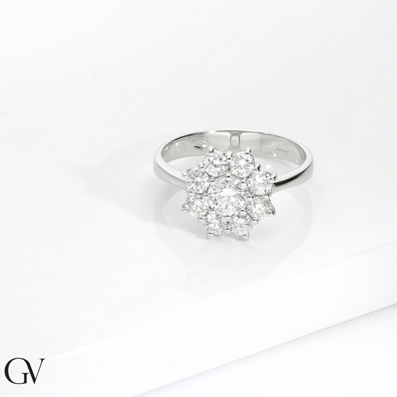 Anillo halo oro blanco 18k flor con diamante central de 0,50 Ct Anillo halo oro blanco 18k flor con diamante central de 0,50 Ct