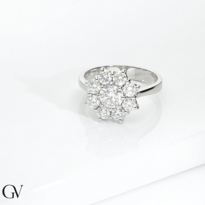 Anillo halo oro blanco 18k flor con diamante central de 0,70