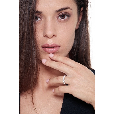 Sortija con 7 piedras en oro blanco 18 kilates con diamantes 0,90 quilates 