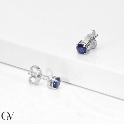 Pendientes con zafiros azules en oro blanco de 18k