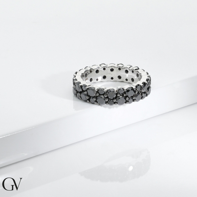 Anillo eternity oro blanco y diamantes negros Anillo eternity oro blanco y diamantes negros