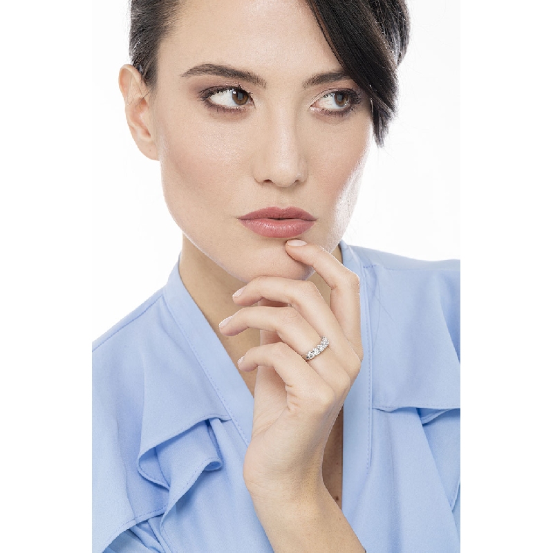 Sortija en oro blanco 18 kilates con 7 diamantes 1,40 quilates  Sortija en oro blanco 18 kilates con 7 diamantes 1,40 quilates