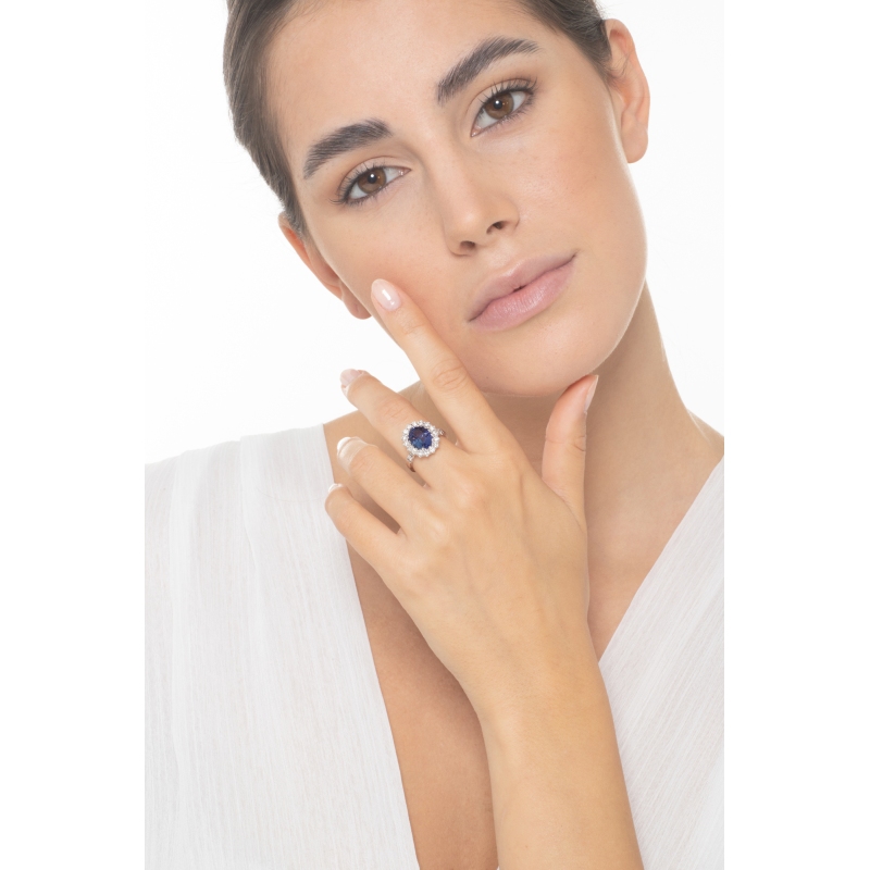 Anillo contorno en oro blanco de 18k con zafiro azul y diamantes Anillo contorno en oro blanco de 18k con zafiro azul y diamantes