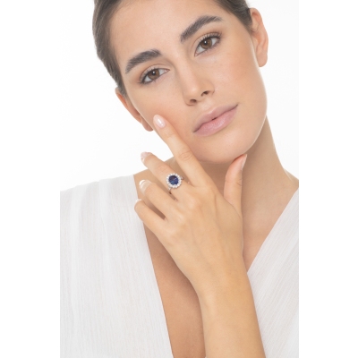 Anillo contorno en oro blanco de 18k con zafiro azul y diamantes