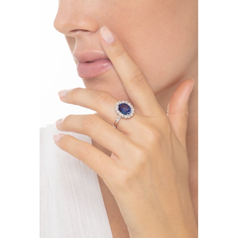 Anillo contorno en oro blanco de 18k con zafiro azul y diamantes Anillo contorno en oro blanco de 18k con zafiro azul y diamantes