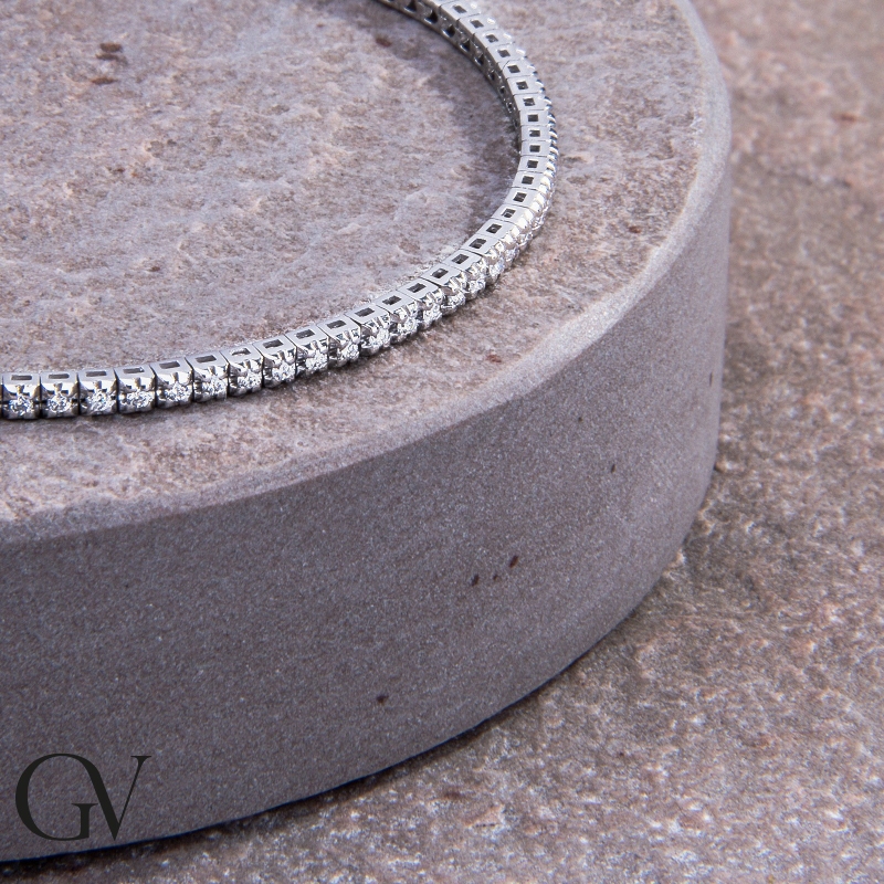 Brazalete tenis con garras en oro blanco 18k con diamantes