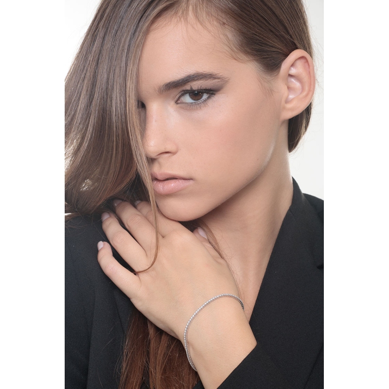 Brazalete tenis con garras en oro blanco 18k con diamantes