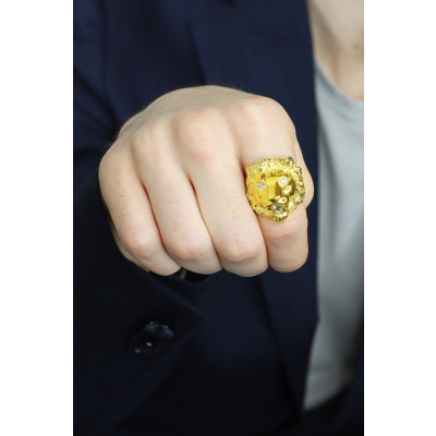 Anillo con león en oro amarillo de 18k con circonitas