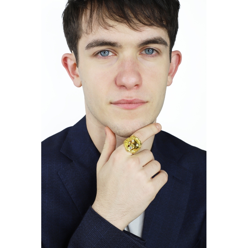 Anillo con león en oro amarillo de 18k con circonitas Anillo con león en oro amarillo de 18k con circonitas
