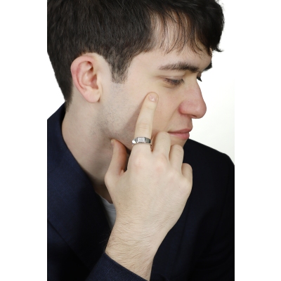 Anillo para hombre en oro blanco 18k con pavé de diamantes rectangular