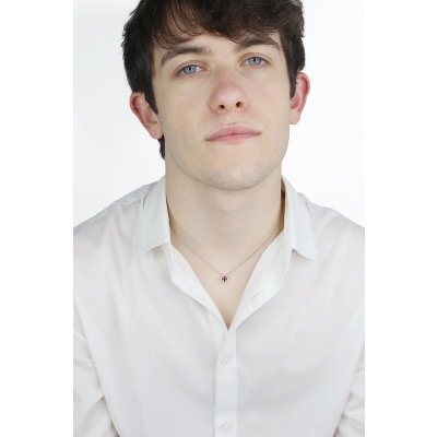 Collar de oro blanco de 18k con cruz de rubíes y diamantes