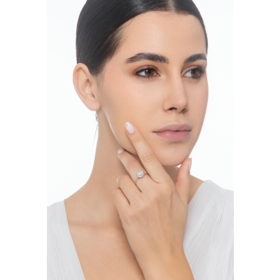 Anillo halo en forma de flor con diamante