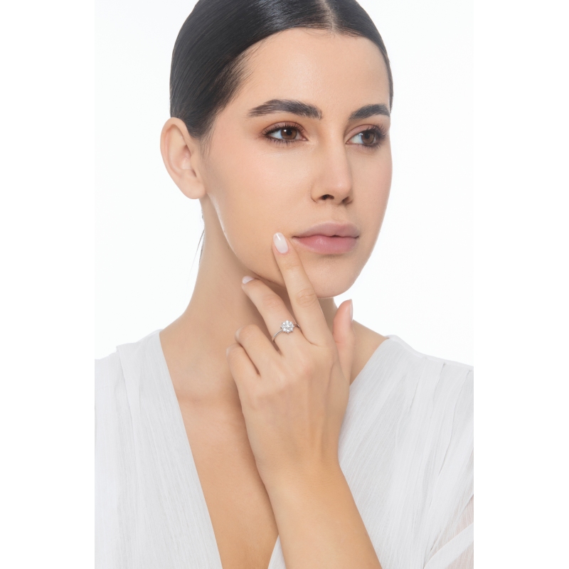 Anillo halo en forma de flor con diamante central de CT0.20  Anillo halo en forma de flor con diamante central de CT0.20