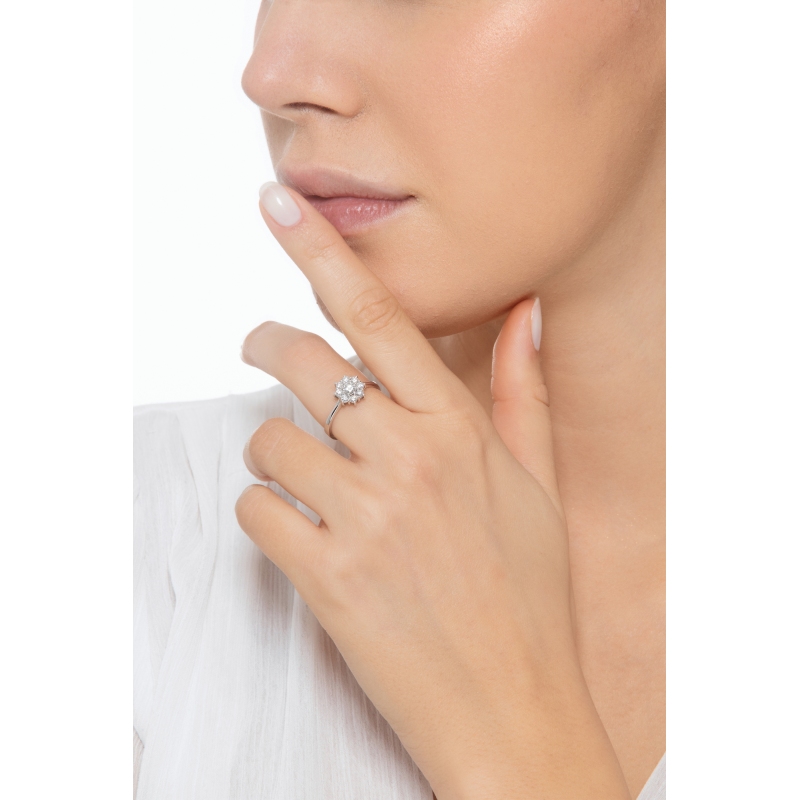 Anillo halo en forma de flor con diamante central de CT0.20  Anillo halo en forma de flor con diamante central de CT0.20