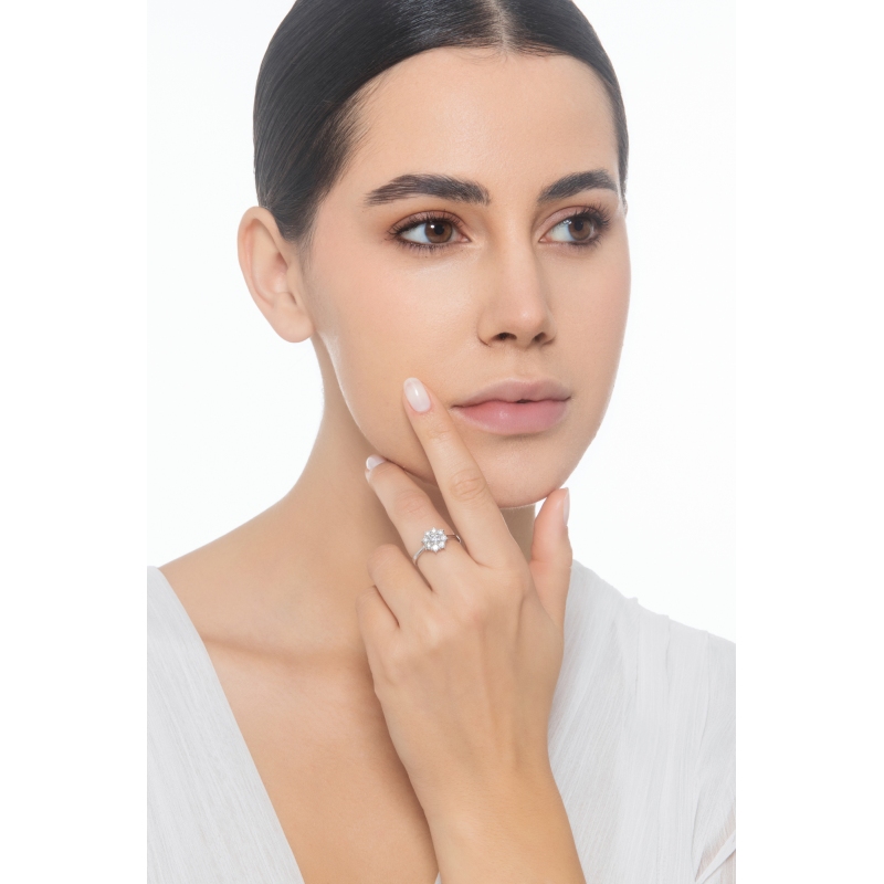 Anillo halo flor con diamante central  CT0.25 Anillo halo flor con diamante central  CT0.25