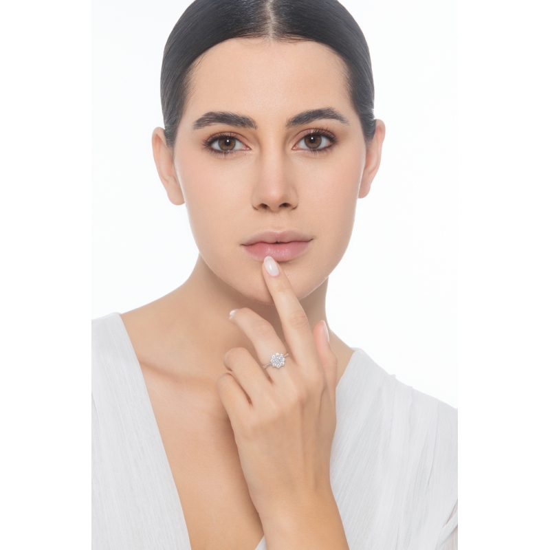 Anillo halo en forma de flor con diamante central CT0.30