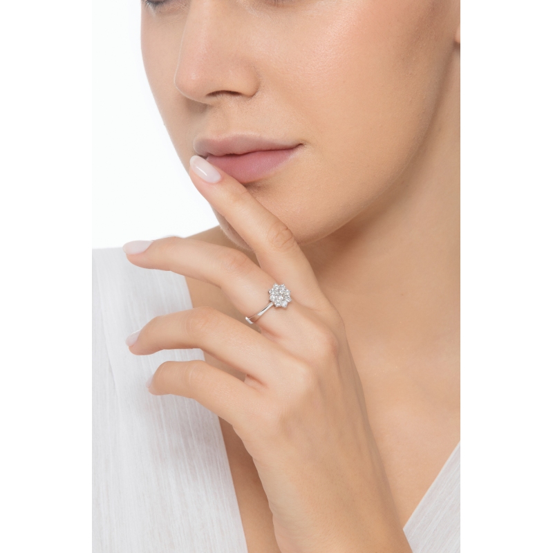 Anillo halo en forma de flor con diamante central CT0.30