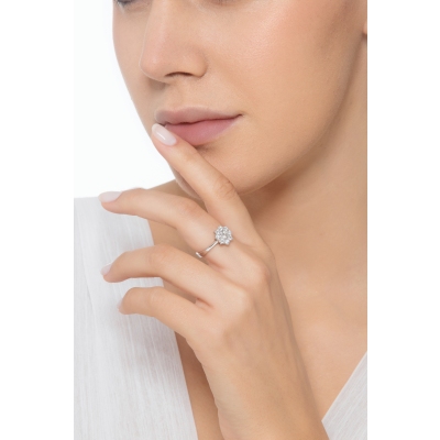 Anillo halo en forma de flor con diamante central CT0.30