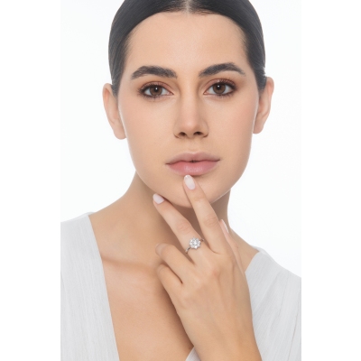 Anillo halo en flor con diamante central CT0.40