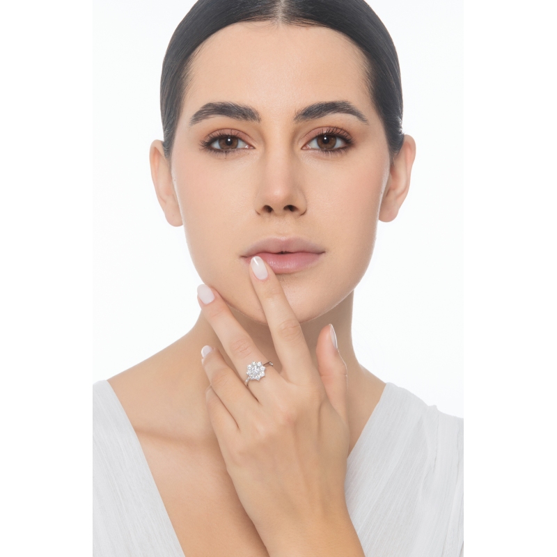 Anillo halo oro blanco 18k flor con diamante central de 0,50 Ct Anillo halo oro blanco 18k flor con diamante central de 0,50 Ct