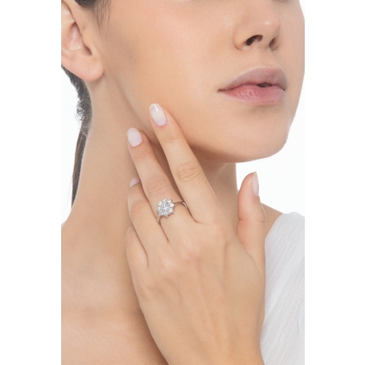 Anillo halo oro blanco 18k flor con diamante central de 0,50 Ct