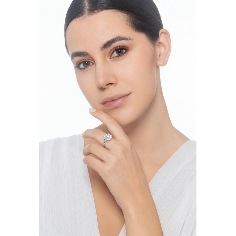 Anillo halo oro blanco 18k flor con diamante central de 0,70 Anillo halo oro blanco 18k flor con diamante central de 0,70