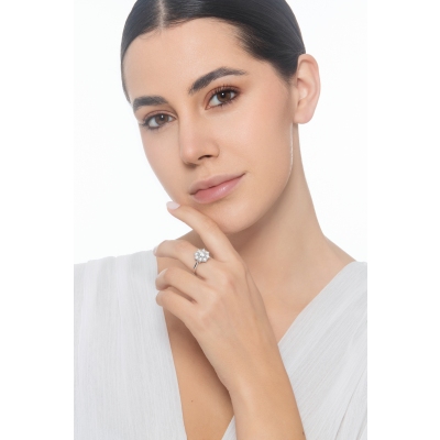 Anillo halo oro blanco 18k flor con diamante central de 0,70