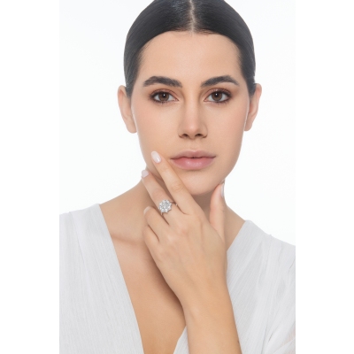 Anillo halo en forma de flor con diamante central CT0.90