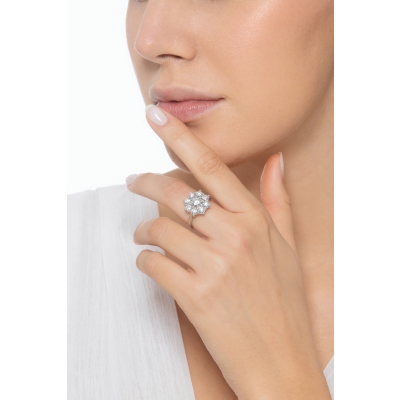 Anillo halo en forma de flor con diamante central CT0.90