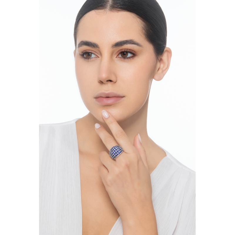 Anillo con zafiros azules y diamantes  Anillo con zafiros azules y diamantes