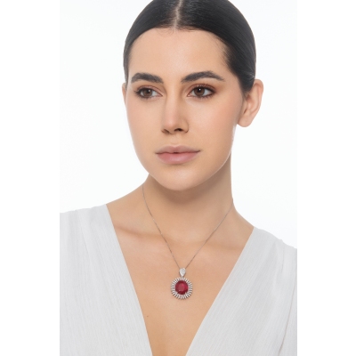 Collar contorno en oro blanco de 18k con un rubí ovalado