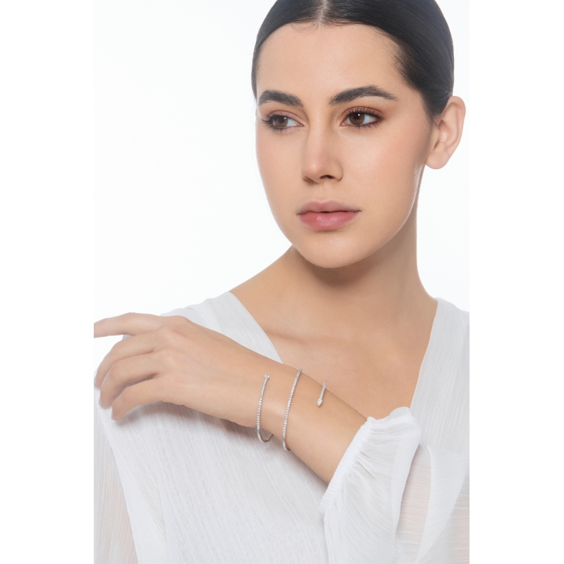 Pulsera semirrígida de resorte con fila de diamantes Pulsera semirrígida de resorte con fila de diamantes