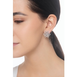 Pendientes en forma de flor en oro blanco 18k con diamantes 2