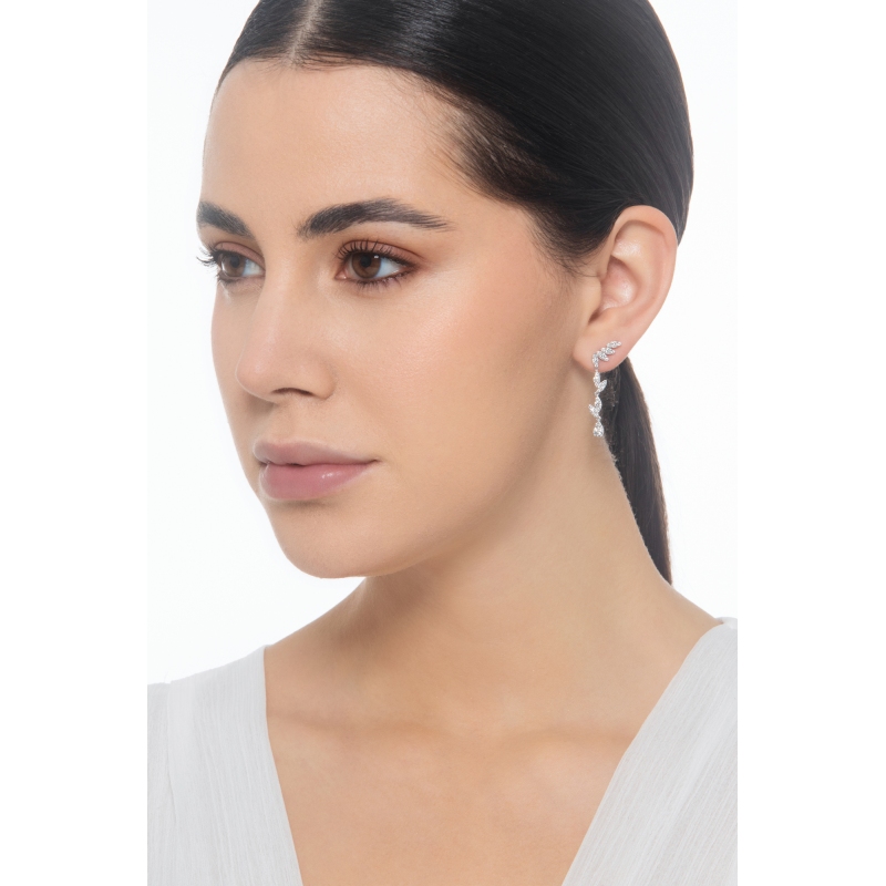 Pendientes colgantes en oro blanco de 18k y diamantes Pendientes colgantes en oro blanco de 18k y diamantes