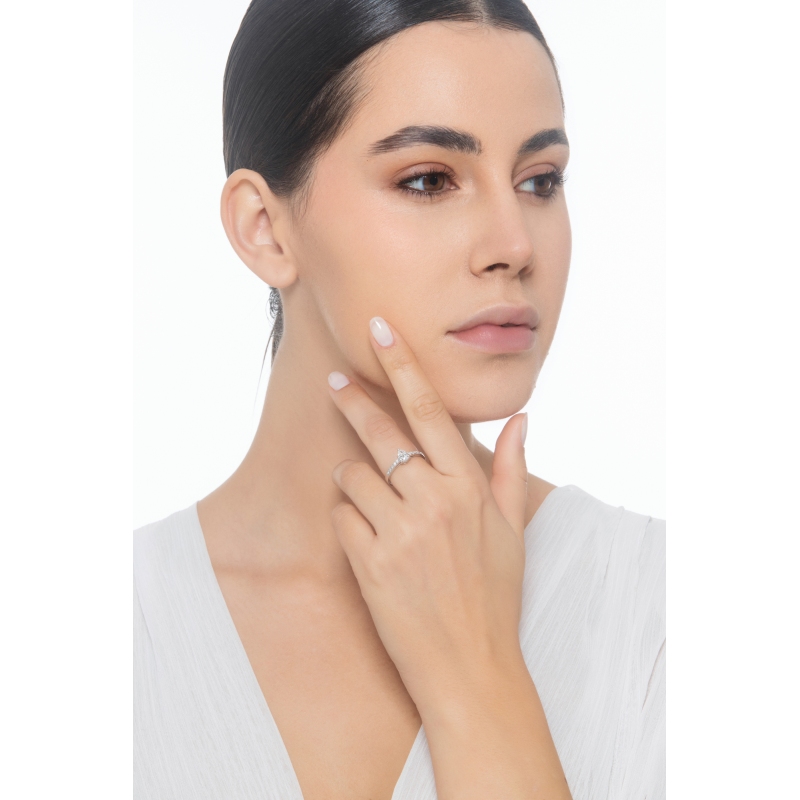 Anillo solitario lagrima 0.70ct  GIA en oro blanco 18k con diamantes Anillo solitario lagrima 0.70ct  GIA en oro blanco 18k con diamantes