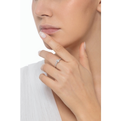 Anillo solitario lagrima 0.70ct  GIA en oro blanco 18k con diamantes