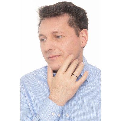 Anillo riviere en oro blanco de 18k con diamantes negros