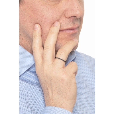 Anillo riviere en oro blanco de 18k con diamantes negros