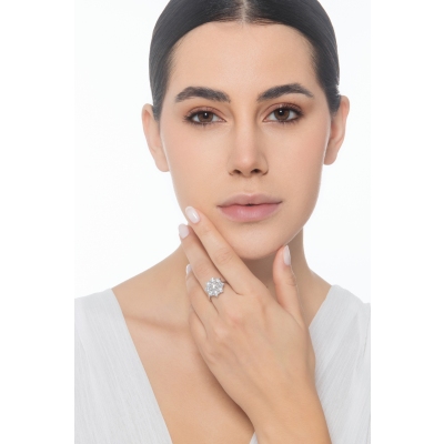 Anillo halo de flor en oro blanco 750 con diamante central CT1.00