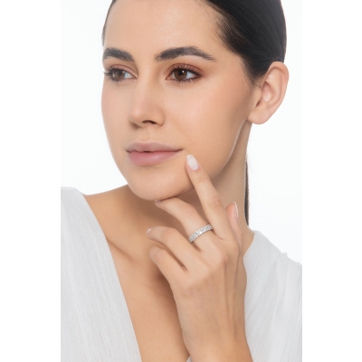 Anillo eternity en oro blanco de 18k con diamantes