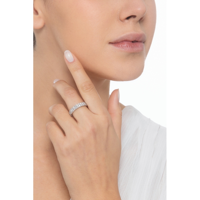 Anillo eternity en oro blanco de 18k con diamantes Anillo eternity en oro blanco de 18k con diamantes