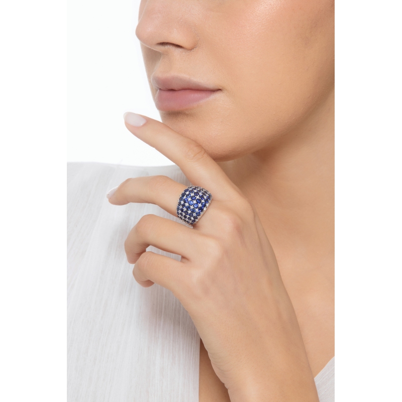 Anillo con zafiros azules y diamantes  Anillo con zafiros azules y diamantes