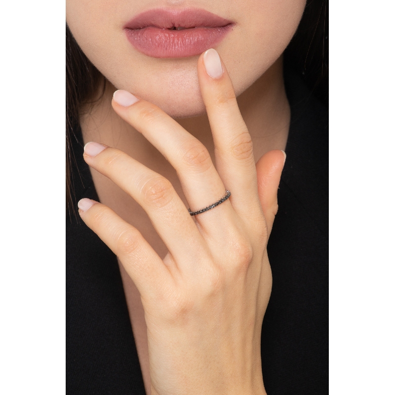 Anillo riviere en oro blanco de 18k con diamantes negros