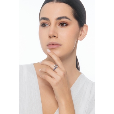 Anillo tu y yo en oro blanco 18k con zafiros azules y diamantes