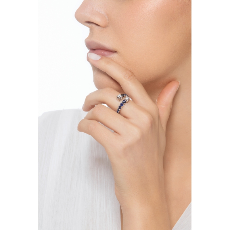 Anillo tu y yo en oro blanco 18k con zafiros azules y diamantes