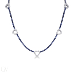 Gargantilla tenis en oro blanco de 18k con zafiros azules y corazones