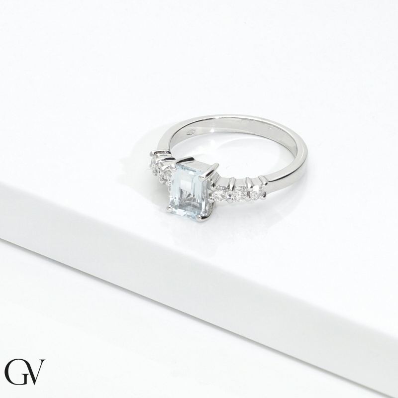 Anillo con brillantes y aguamarina  Anillo con brillantes y aguamarina