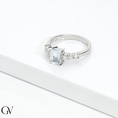 Anillo con brillantes y aguamarina 